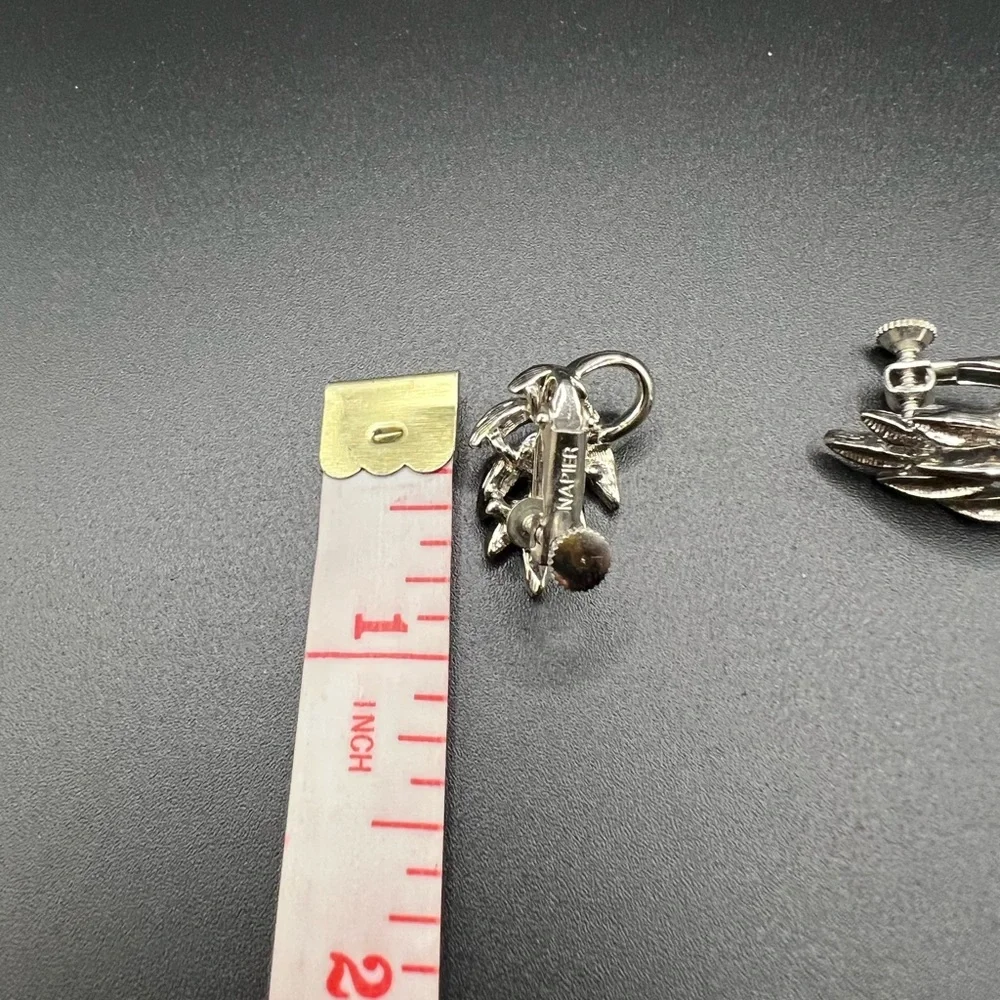 Vintage Napier clip-on/screw-on silver tone leaf earrings - Picture 2 of 3